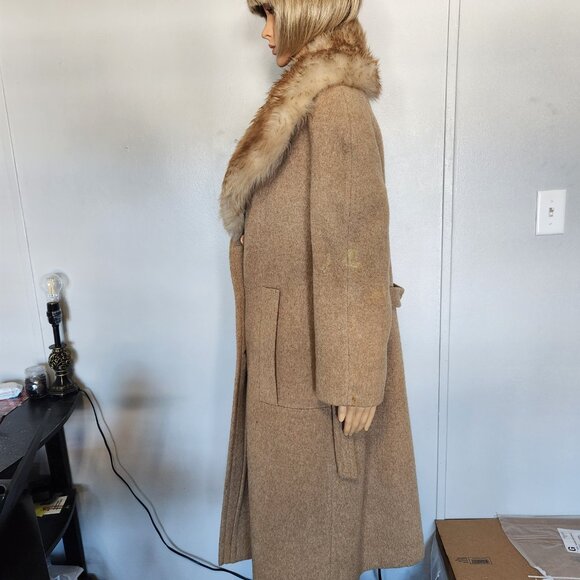 #679 Wool blend/lamb fur coat - Picture 3 of 4